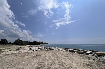 saujana villa cherok paloh kuantan beach