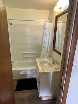 Powell Jet Motor Inn,737 E 2Nd St,2 star