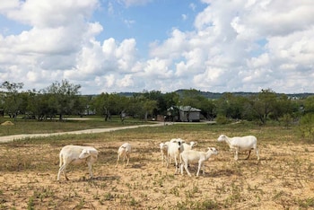 Sage: Peaceful Hill Country Retreat With Hot-Tub!,,4 star