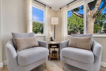 Downtown Windsor Home With Hot Tub & Pool Table,,4 star