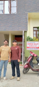 sunrise homestay agra rooftop view taj mahal