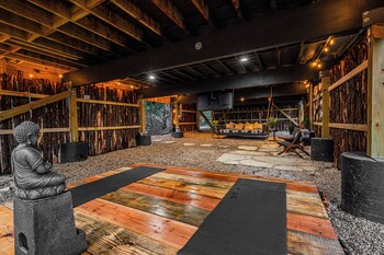 Bia Treehouse Fredericksburg,,2 star