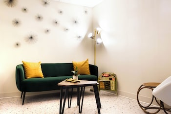 Hotel Alexander,215 E Hickory St,2 star