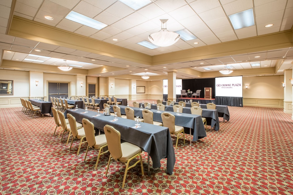 crowne plaza cleveland airport by ihg