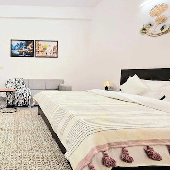 lux studio epic stay