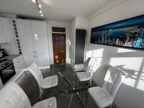 gerrardscross sleeps4 parking petfriendly wembley