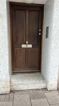 Westwood House,6 Milman's St,4 star