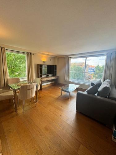Westwood House,6 Milman's St,4 star