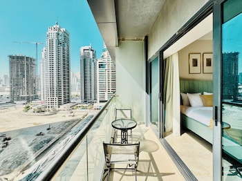 cosmos living goldcrest views1