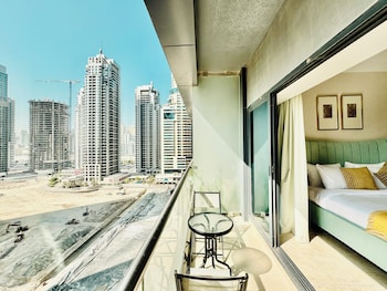 cosmos living goldcrest views1