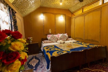 N Mumbai Group Of House Boat,,2 star