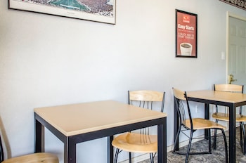 econo lodge bellefonte i 99