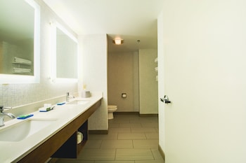 Holiday Inn Express & Suites Lincoln East - White Mountains,Near Clark's Trading Post,3 star