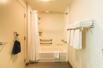 Holiday Inn Express & Suites Lincoln East - White Mountains,Near Clark's Trading Post,3 star