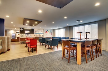 Holiday Inn Express & Suites Lincoln East - White Mountains,Near Clark's Trading Post,3 star