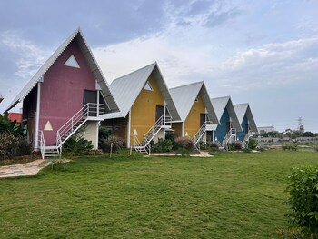 sakhi lakeview resort