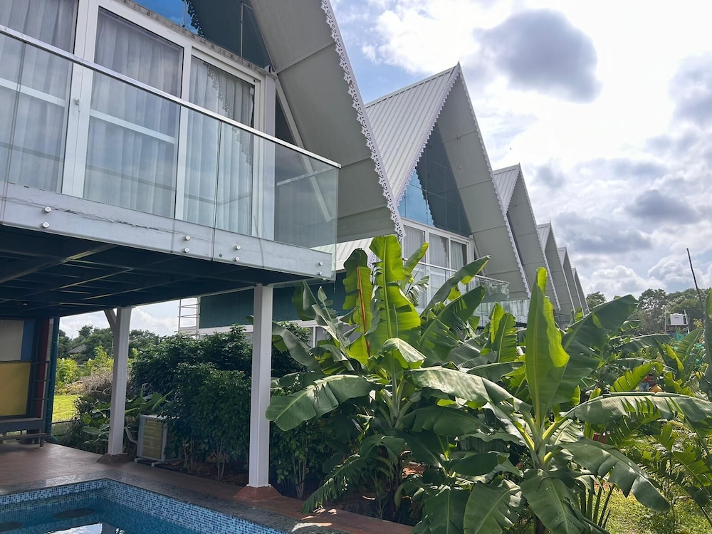 sakhi lakeview resort