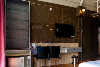 sakhi lakeview resort