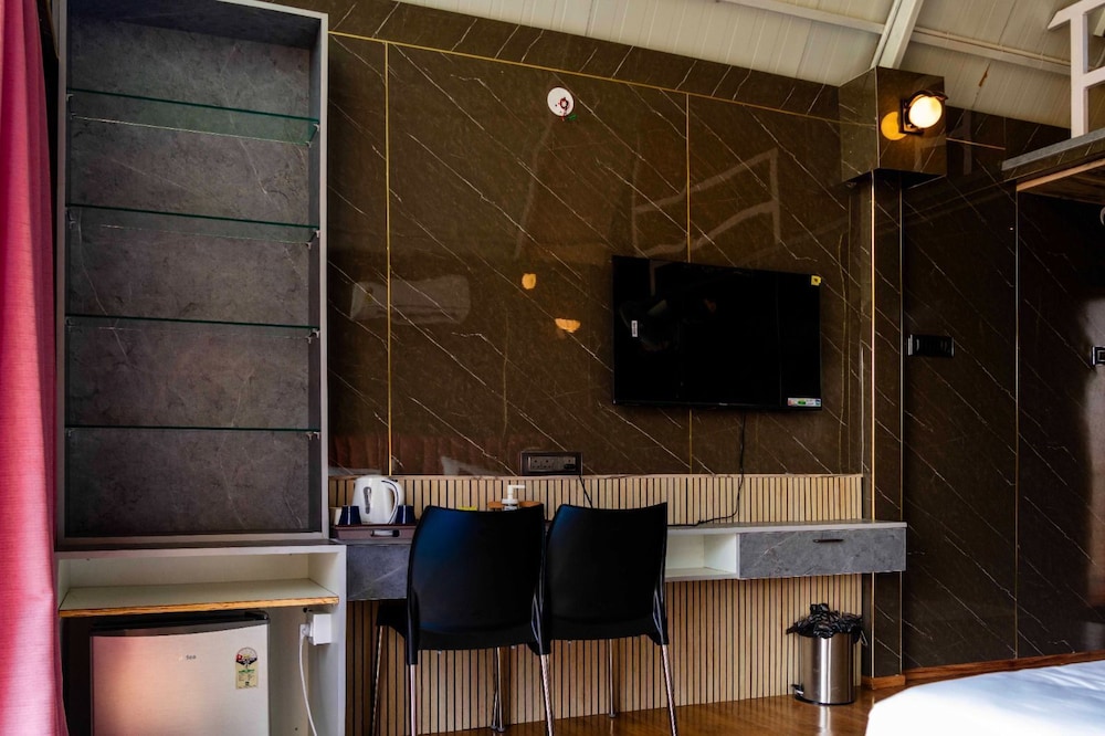 sakhi lakeview resort