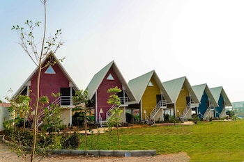 sakhi lakeview resort