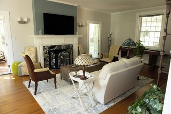 The Carriage House Inn Bed And Breakfast,,4 star
