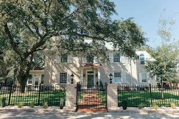 The Carriage House Inn Bed And Breakfast,,4 star