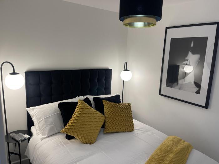 modern luxury 1bedroom ensuitebathroom garden wifi