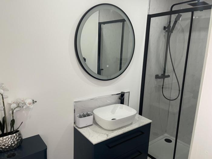 modern luxury 1bedroom ensuitebathroom garden wifi