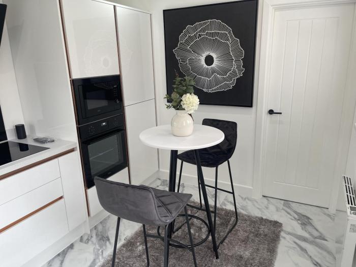 modern luxury 1bedroom ensuitebathroom garden wifi