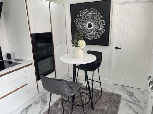 modern luxury 1bedroom ensuitebathroom garden wifi