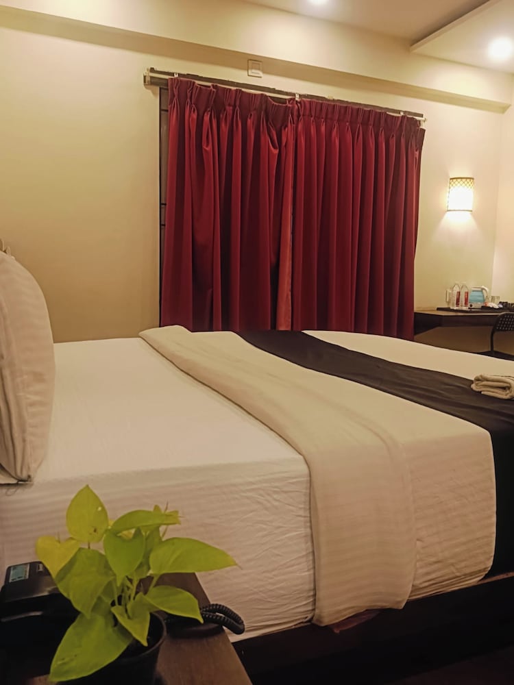 hotel royalwood premier domlur