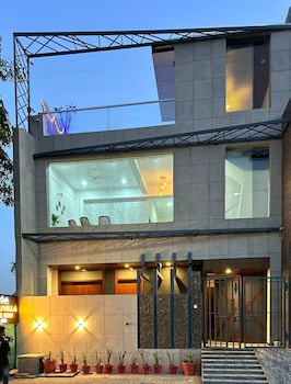 saroj villa