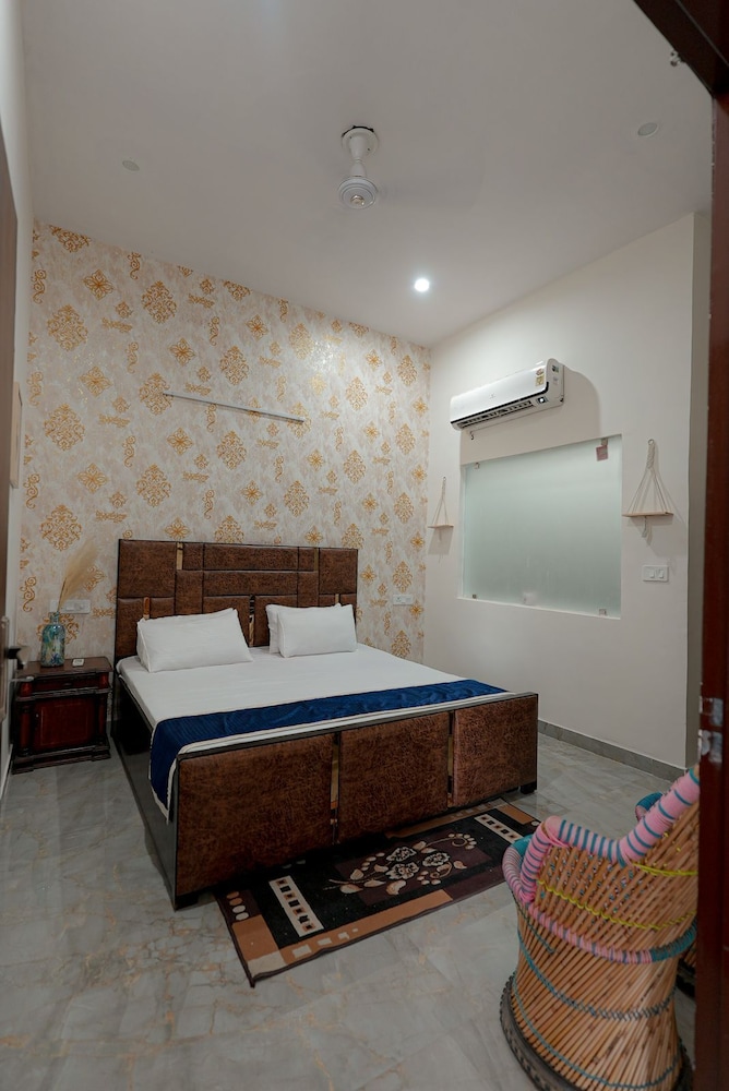 saroj villa