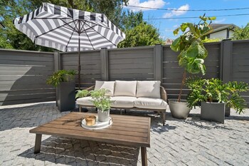 The Adaline 6 Gorgeous Hyde Park Apartment,,2 star