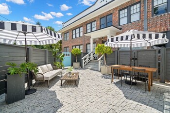 The Adaline 6 Gorgeous Hyde Park Apartment,,2 star