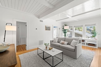 The Adaline 6 Gorgeous Hyde Park Apartment,,2 star