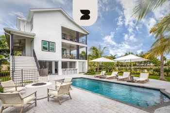 New Windrose House By Brightwild Pool,,2 star