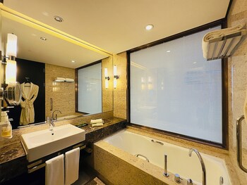 Holiday Inn Nantong Oasis Centre By Ihg,Jiangsu>>Nantong,4 star