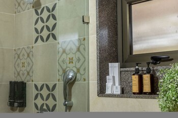 luxe 1bhk w pool sauna 1km to the beach