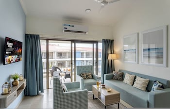 luxe 1bhk w pool sauna 1km to the beach