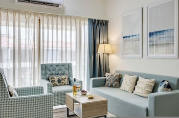 luxe 1bhk w pool sauna 1km to the beach