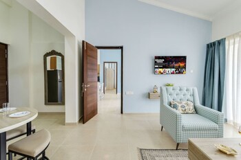 luxe 1bhk w pool sauna 1km to the beach