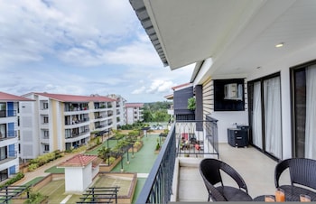 luxe 1bhk w pool sauna 1km to the beach