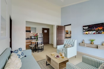 luxe 1bhk w pool sauna 1km to the beach