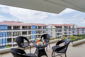 luxe 1bhk w pool sauna 1km to the beach