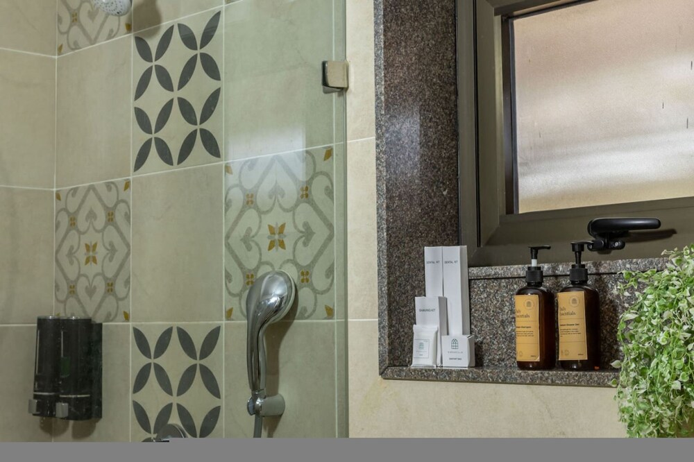 luxe 1bhk w pool sauna 1km to the beach