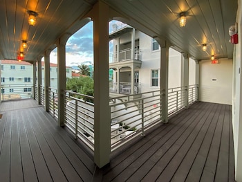 Berkeley Beach Club,109 8Th Ave,2 star