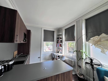 Cozy London Apartment With Great Location,,3 star