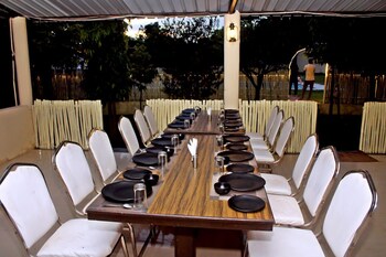 hotal royal restaurant and bar