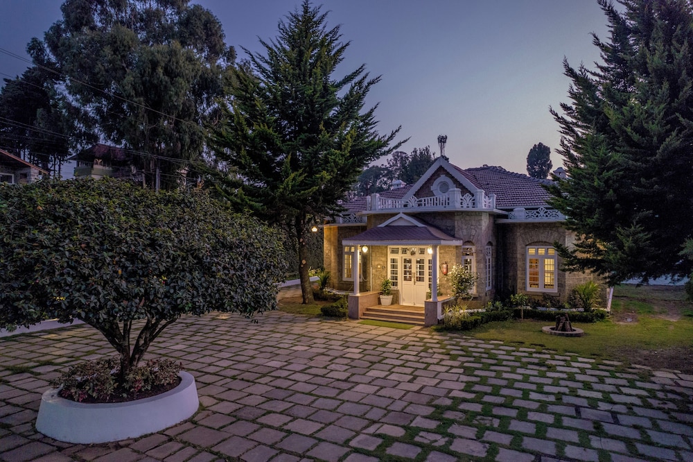 savithri bungalow by xploreindo